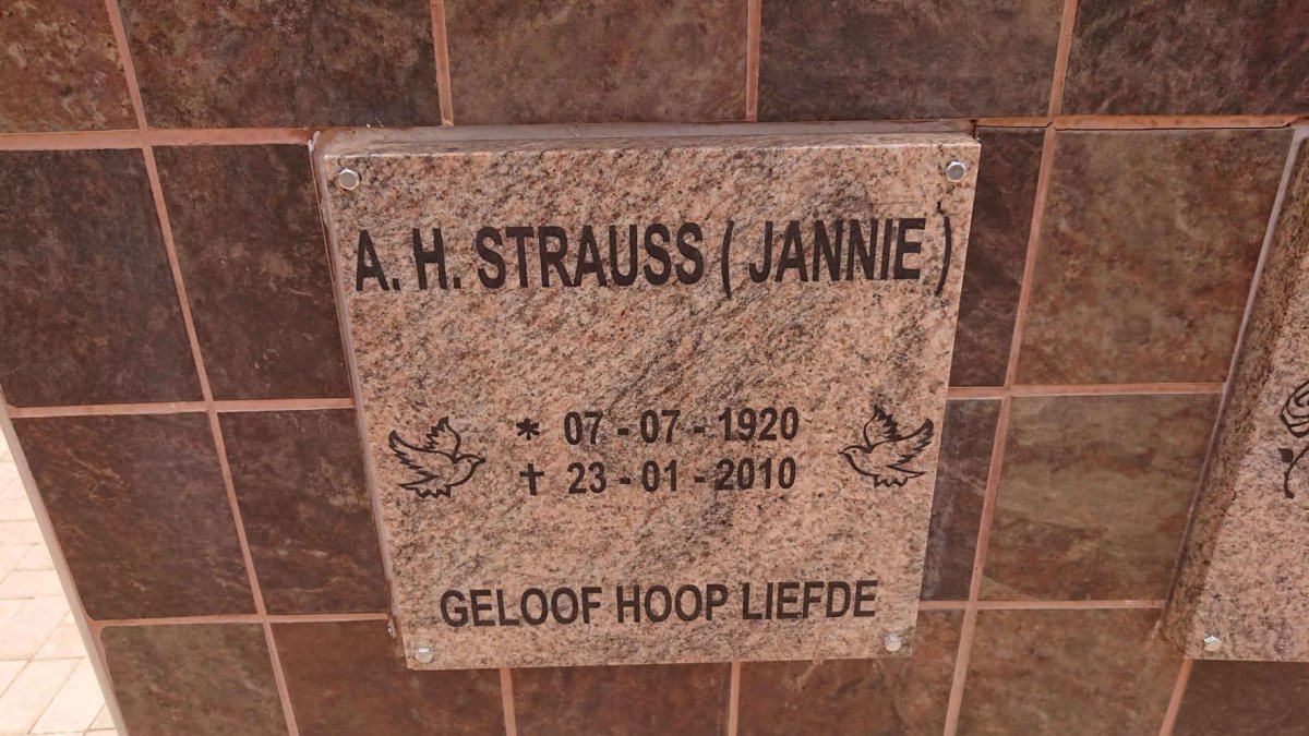 STRAUSS A.H. 1920-2010