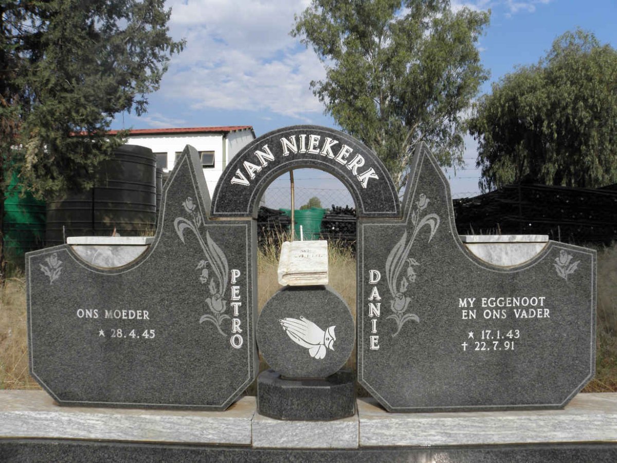 NIEKERK Danie, van 1943-1991 &amp; Petro 1945-