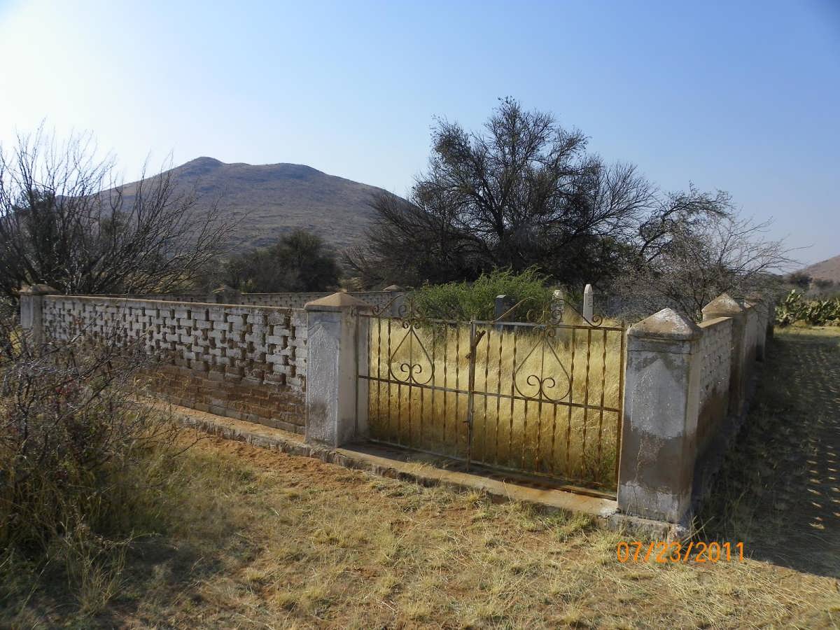 2. Entrance to the cemetery on the Farm Nauams
