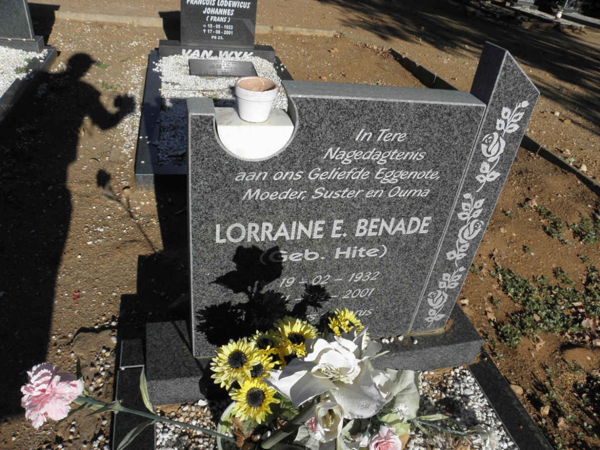 BENADE Lorraine E. nee HITE 1932-2001