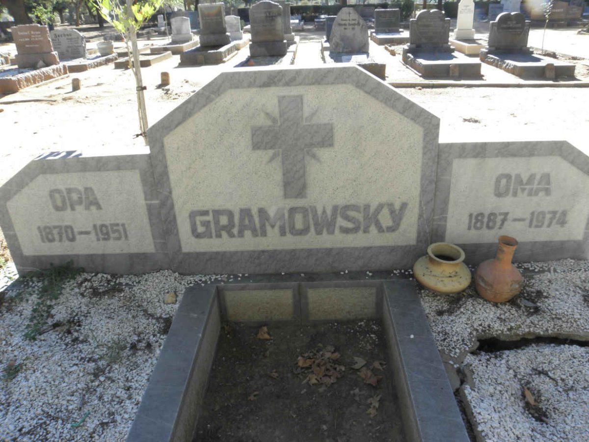 GRAMOWSKY Opa 1870-1951 &amp; Oma 1887-1974