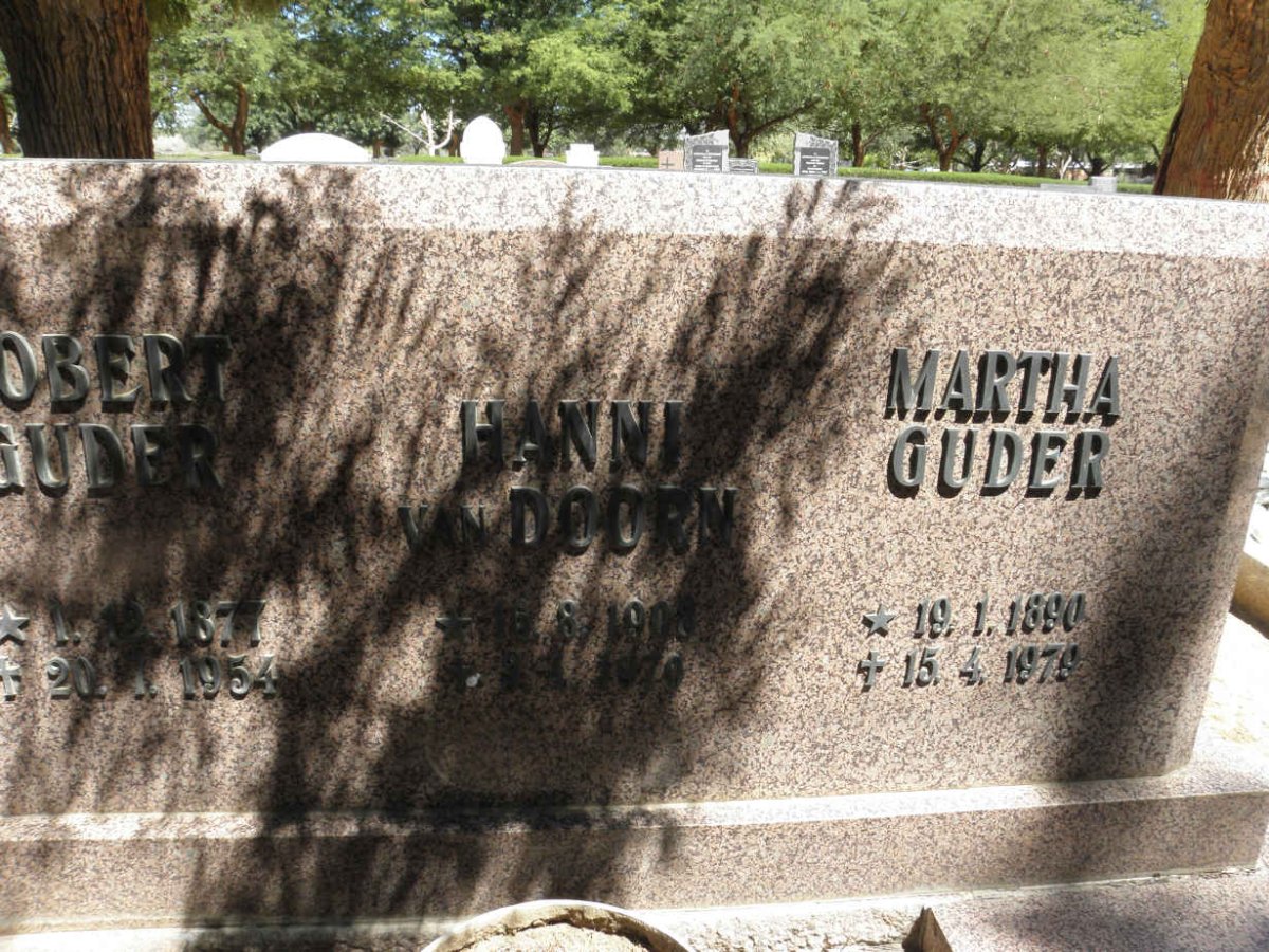GUDER :: DOORN, van