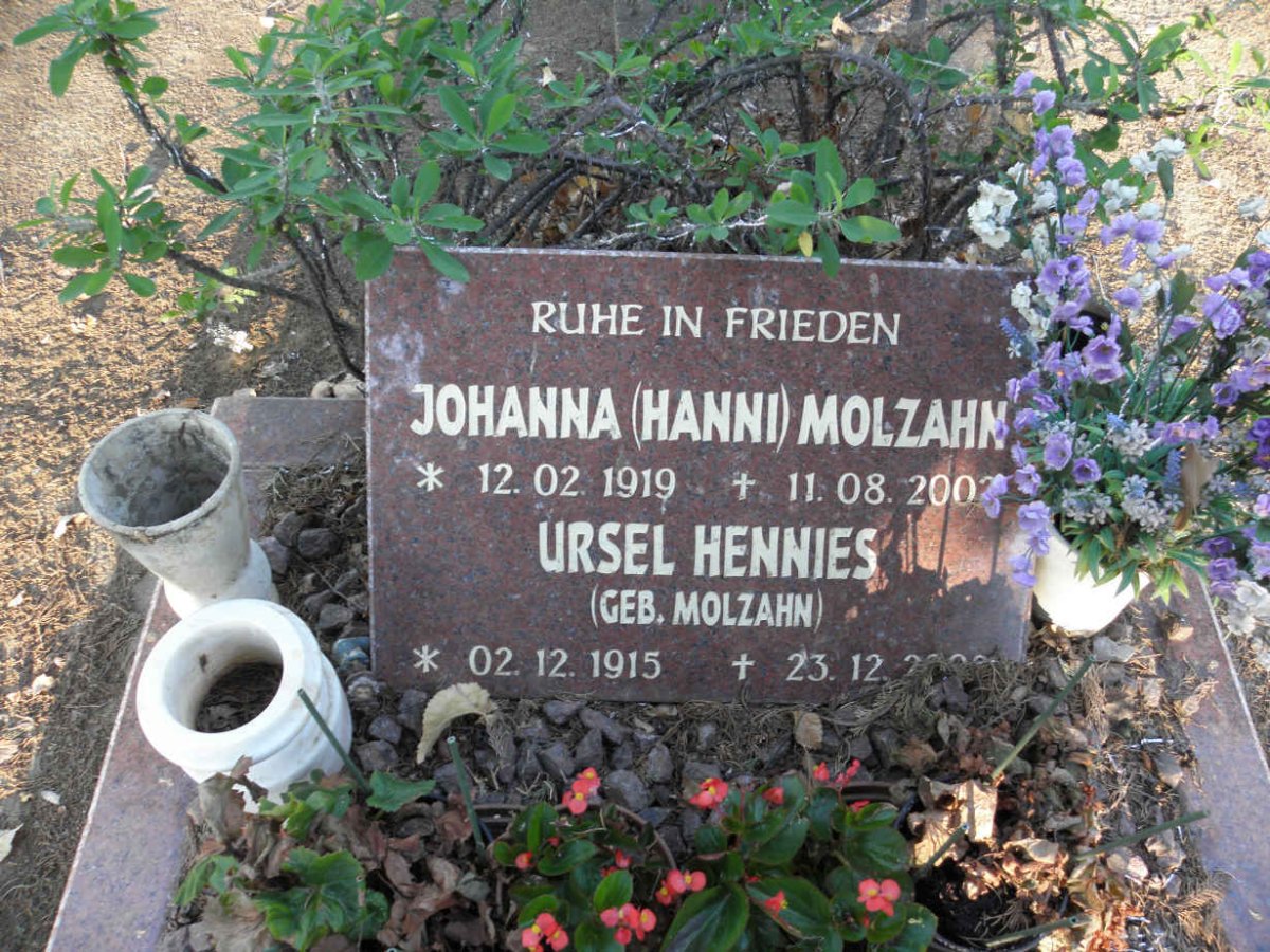 MOLZAHN Johanna 1919-2002 :: HENNIES Ursel nee MOLZAHN 1915-200?