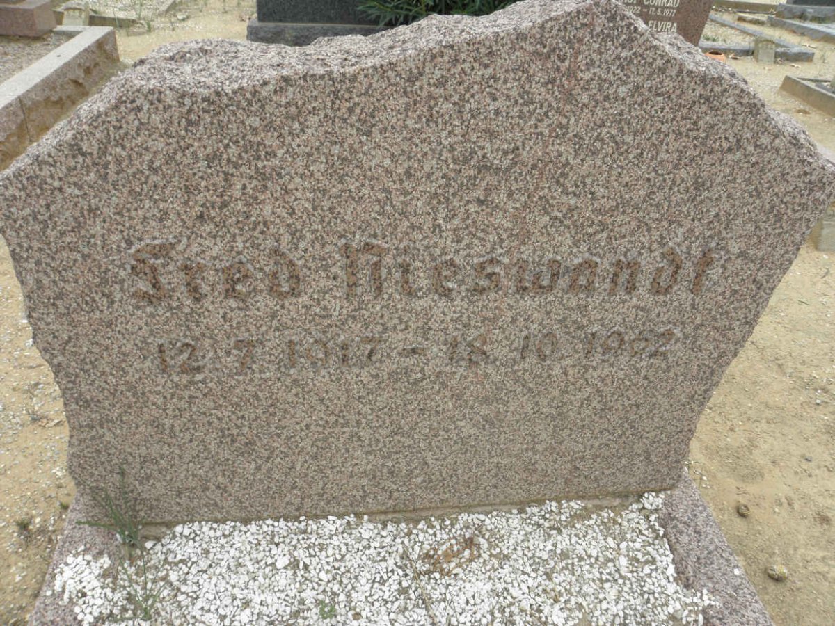 NIESWANDI Fred 1917-1962