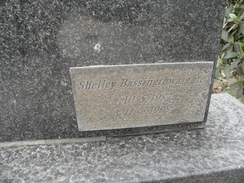 BASSINGTHWAIGHTE Douglas Dennis 1917-1997 &amp; Frances Adah LEARY 1917-2002