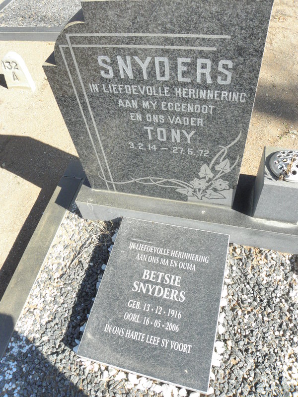 SNYDERS Tony 1914-1972 &amp; Betsie 1916-2006